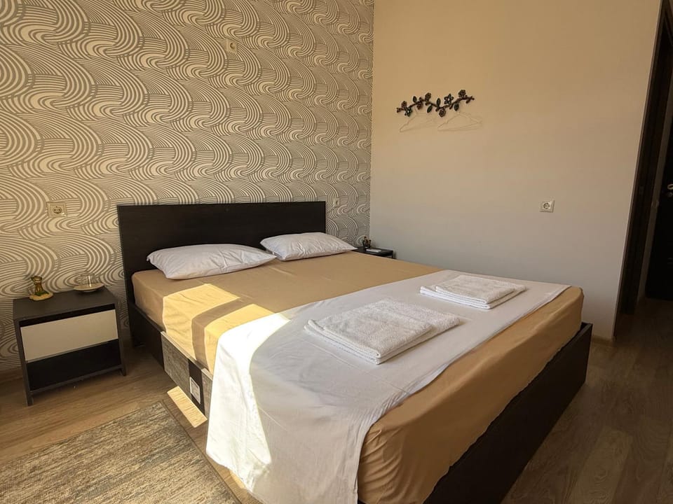 Bed, Photo of the whole room, Bedroom, towels