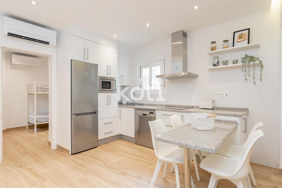 Kitchen or kitchenette, Dining area, minibar, pet friendly, toaster, air conditioner