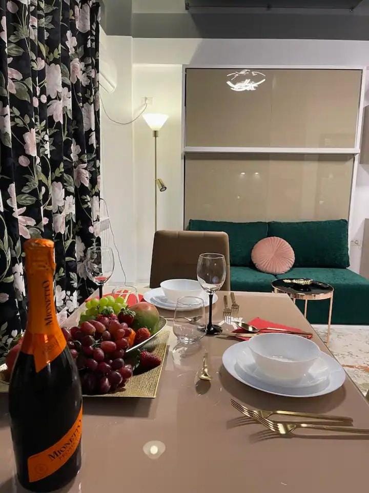 Peacock Studio Apartment in Constanța County