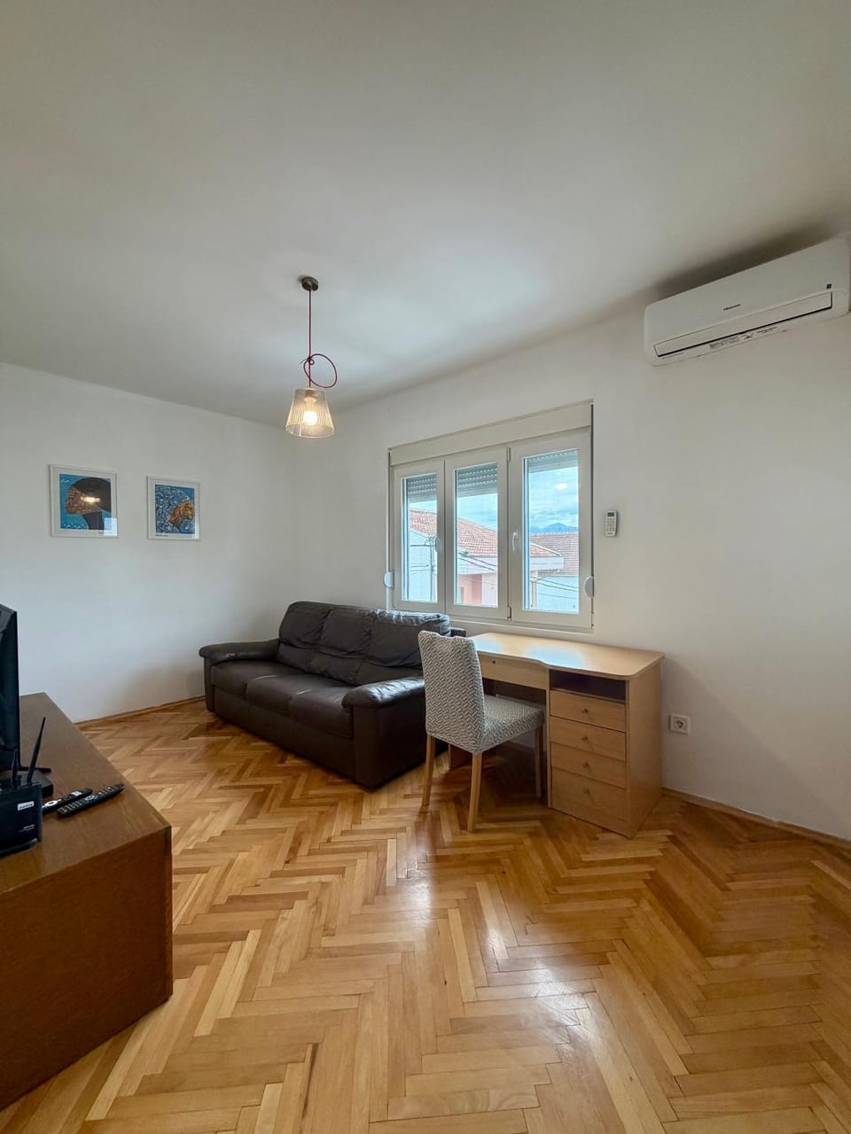 TV and multimedia, Living room, Seating area, air conditioner