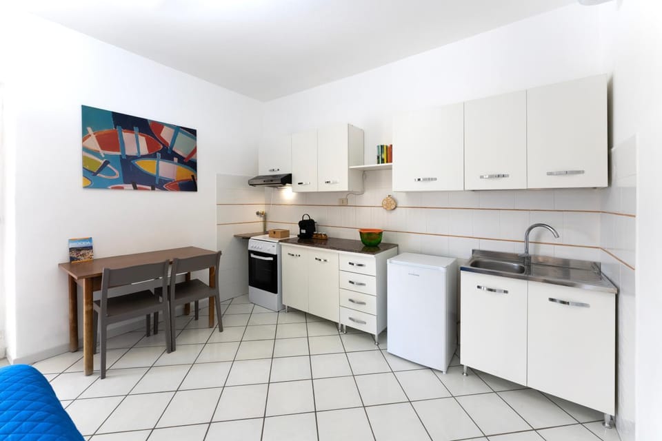 Kitchen or kitchenette, Dining area, minibar, oven, pet friendly, stove