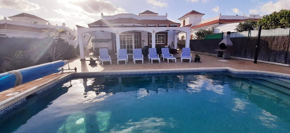 Property building, Patio, Day, Natural landscape, Pool view, Swimming pool, sunbed