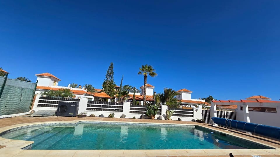 Property building, Day, Pool view, Swimming pool, sunbed