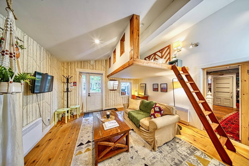 TV and multimedia, Living room, Seating area, Evening entertainment