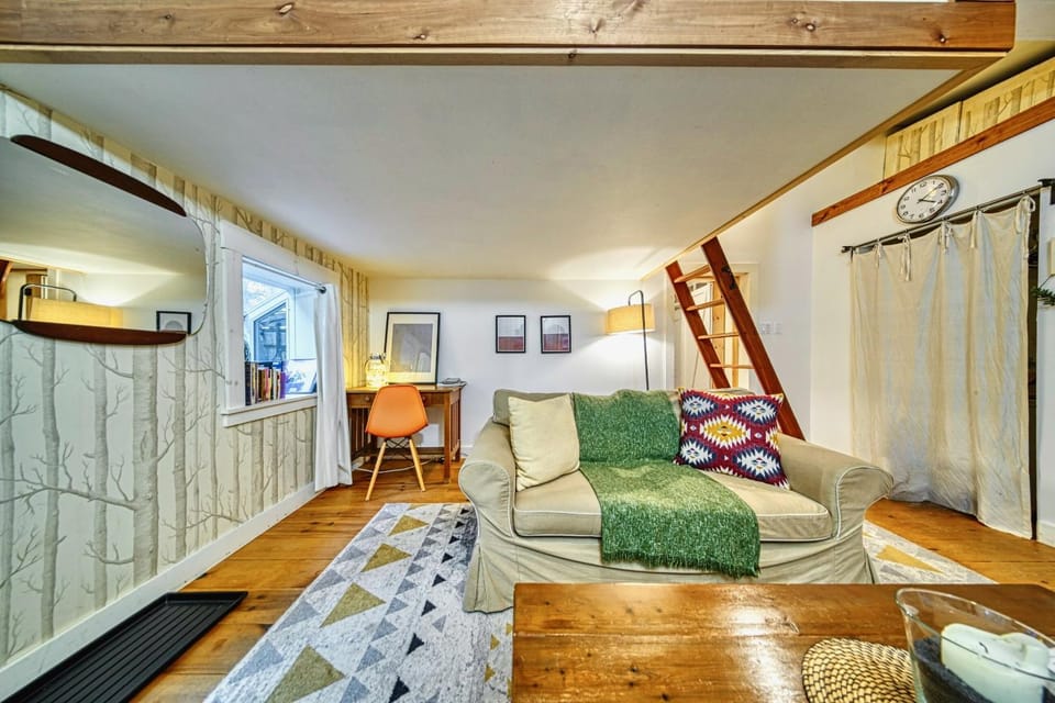 Photo of the whole room, Seating area