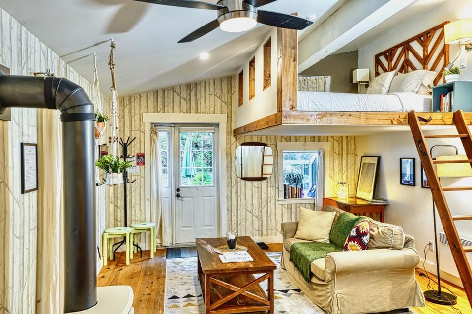 Bed, TV and multimedia, Living room, Photo of the whole room, Seating area, fireplace, air conditioner