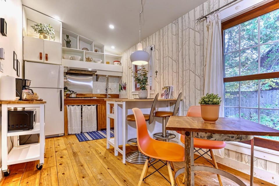 Kitchen or kitchenette, Dining area, dishwasher, oven, stove, toaster