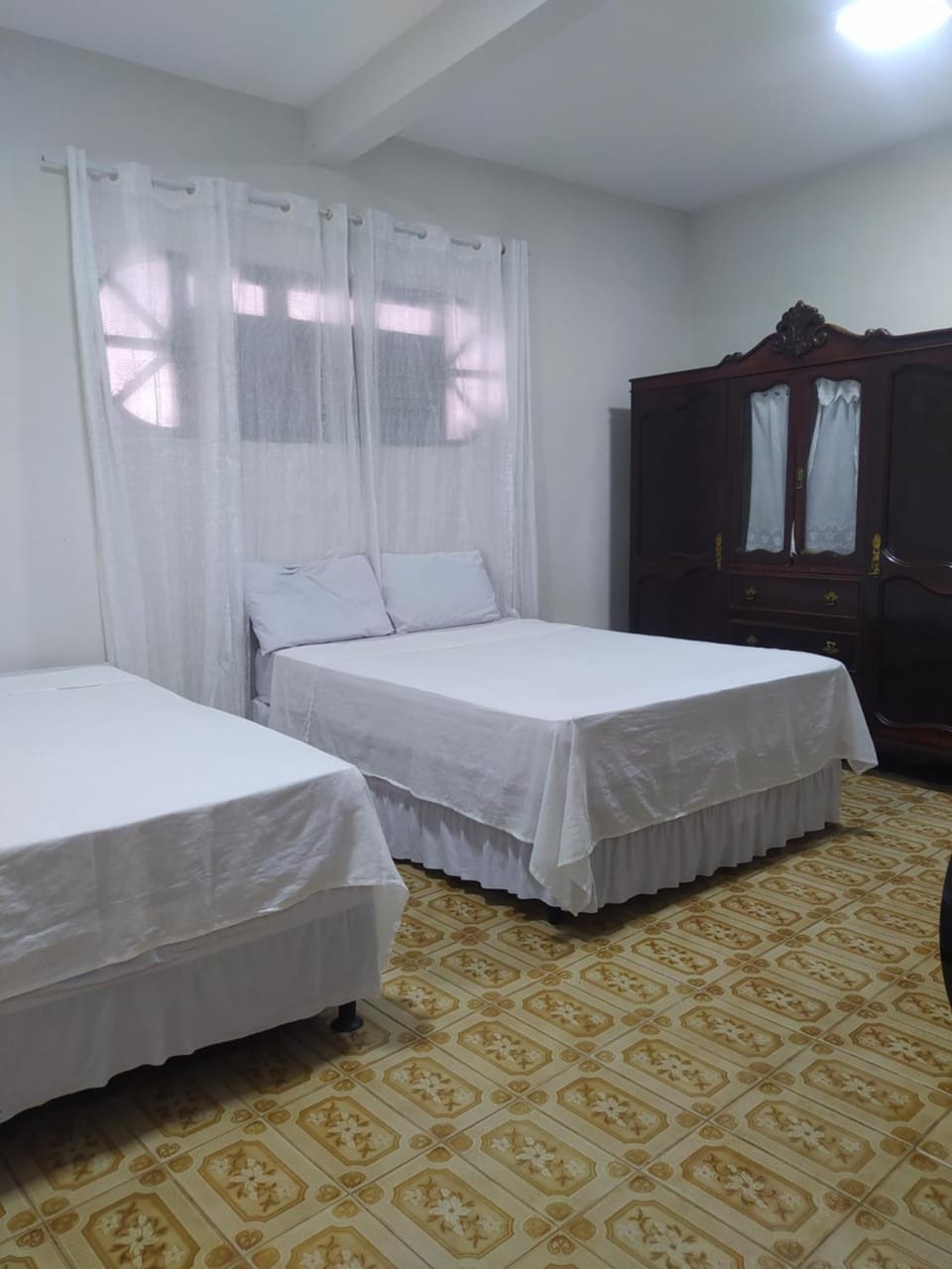Bed, TV and multimedia, Bedroom, fireplace