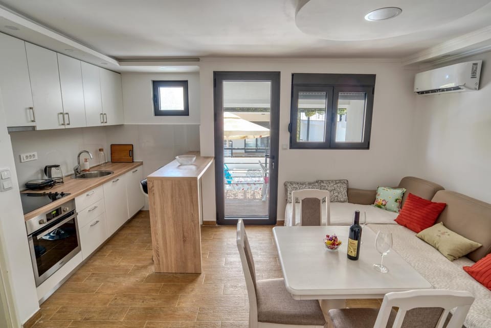 Kitchen or kitchenette, Seating area, Dining area