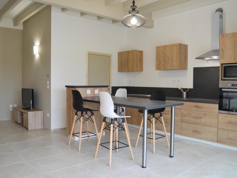 Gîte moderne avec piscine partagée et terrasse ombragée - FR-1-496-236 House in Auvergne-Rhône-Alpes