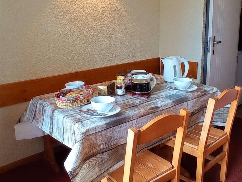 Appart 4 pers, skis aux pieds, balcon, kitchenette, TV - FR-1-545-24 Apartment in Les Allues