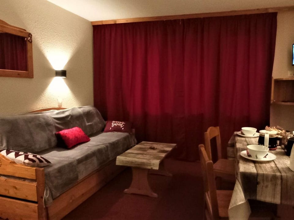 Appart 4 pers, skis aux pieds, balcon, kitchenette, TV - FR-1-545-24 Apartment in Les Allues