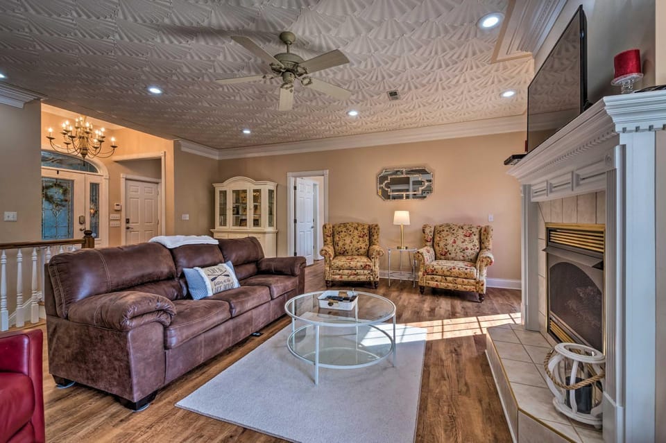 Luxe Lake Cumberland Retreat w/ Decks on 1 Acre! House in Lake Cumberland