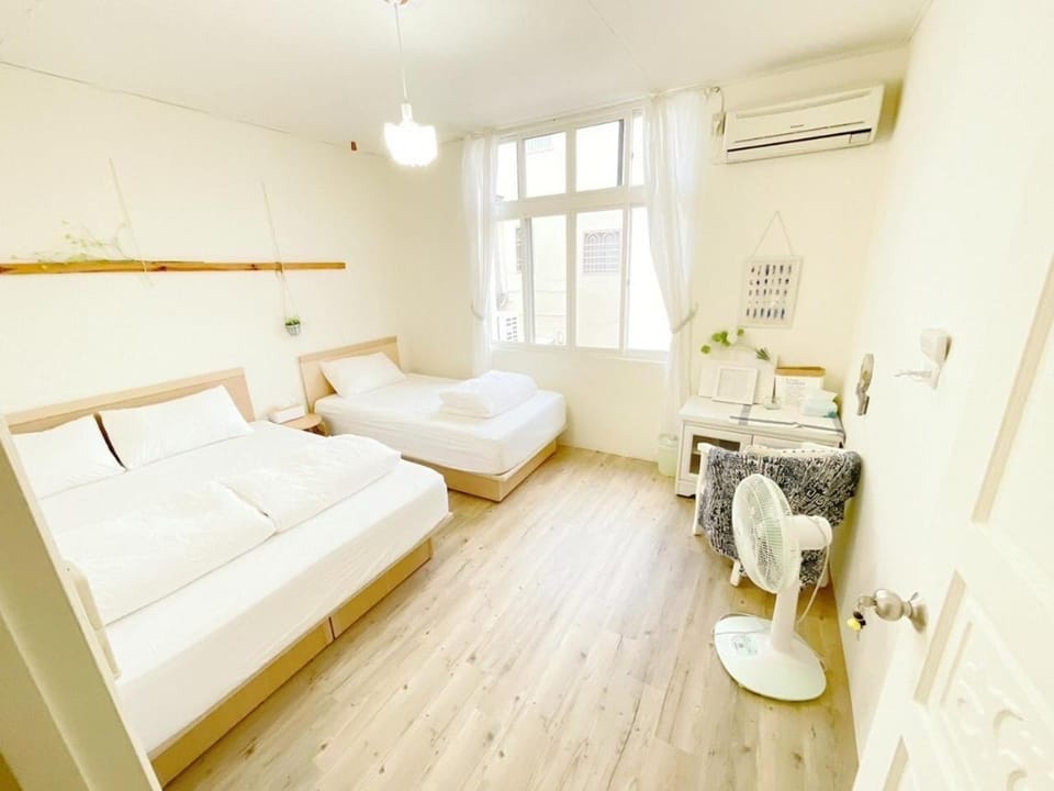 Bed, Photo of the whole room, air conditioner