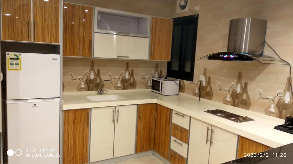 Kitchen or kitchenette, minibar, stove