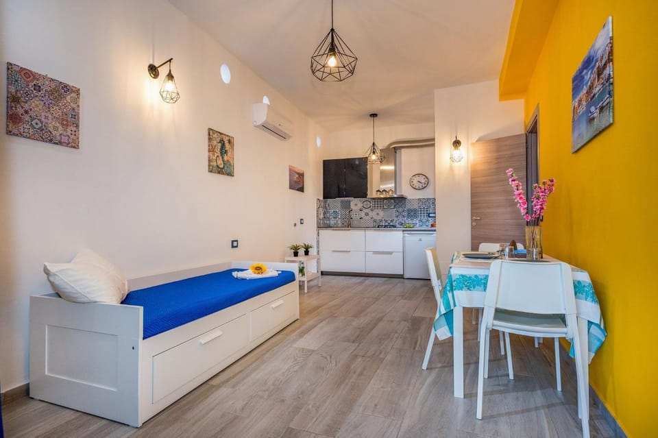 Restaurant/places to eat, Communal lounge/ TV room, Bed, Dining area, kitchen
