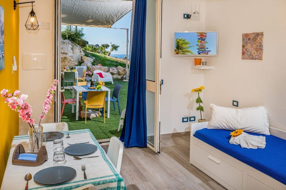 Patio, Restaurant/places to eat, Communal lounge/ TV room, Bed, Day, TV and multimedia, Living room, Sea view