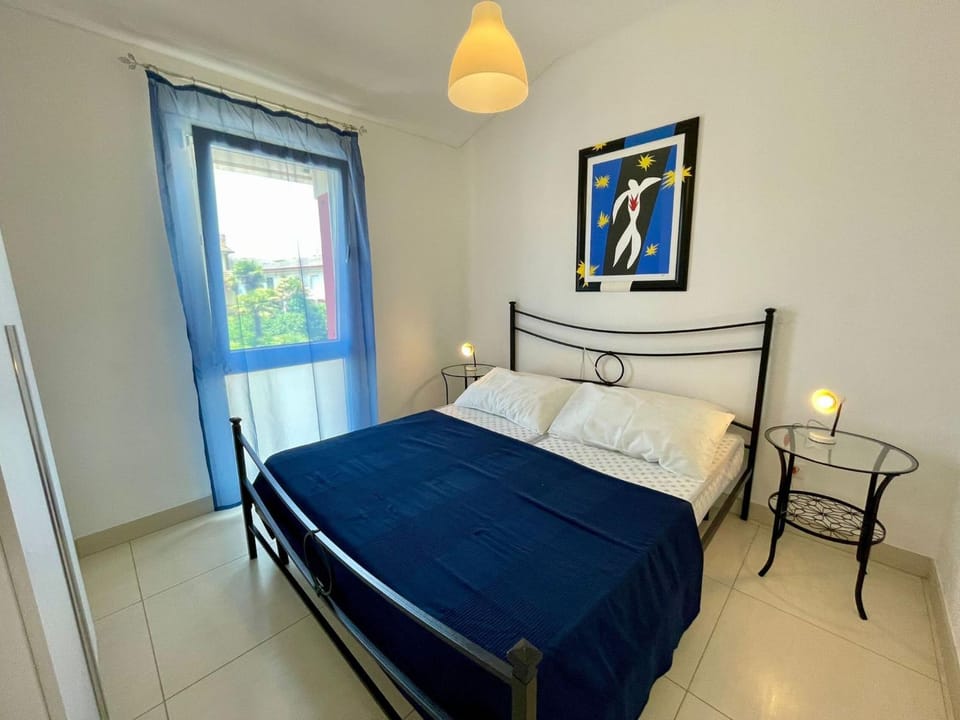 Bed, Decorative detail, Bedroom