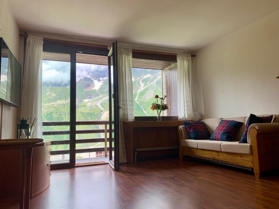 Living room, Mountain view