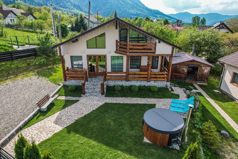 Property building, Nearby landmark, BBQ facilities, Garden, Garden, On-site shops, Living room, Decorative detail, Decorative detail, Swimming pool, Meals, group of guests, Quiet street view, shuttle, storage, sunbed, VIP
