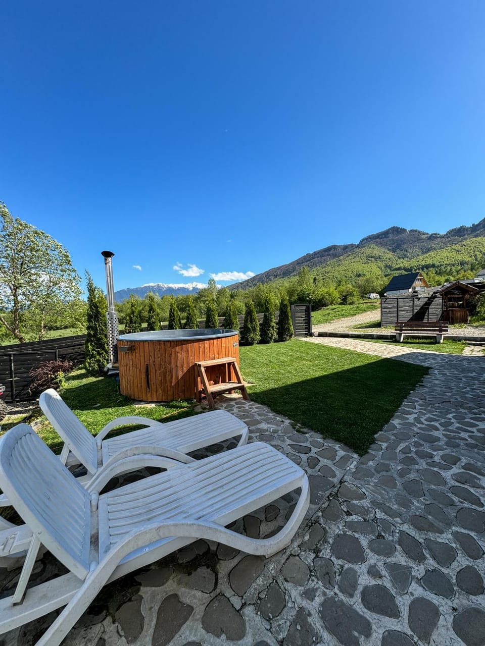 Property building, Restaurant/places to eat, Garden, Garden, Garden view, Garden view, Street view, Swimming pool, Quiet street view