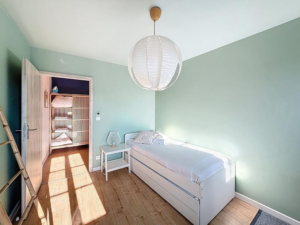 Bed, Photo of the whole room, Bedroom, storage