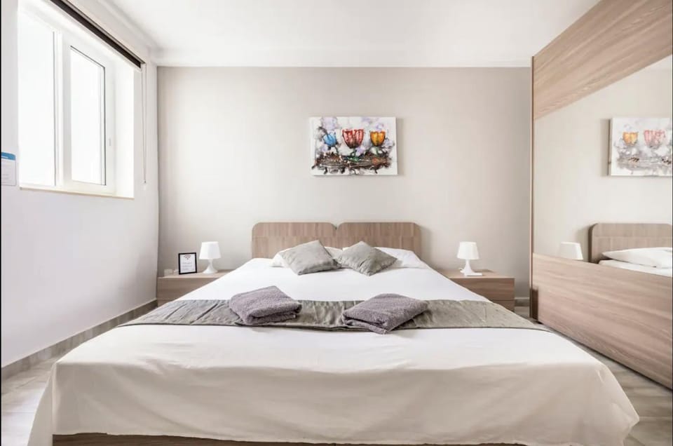 Bedroom, towels