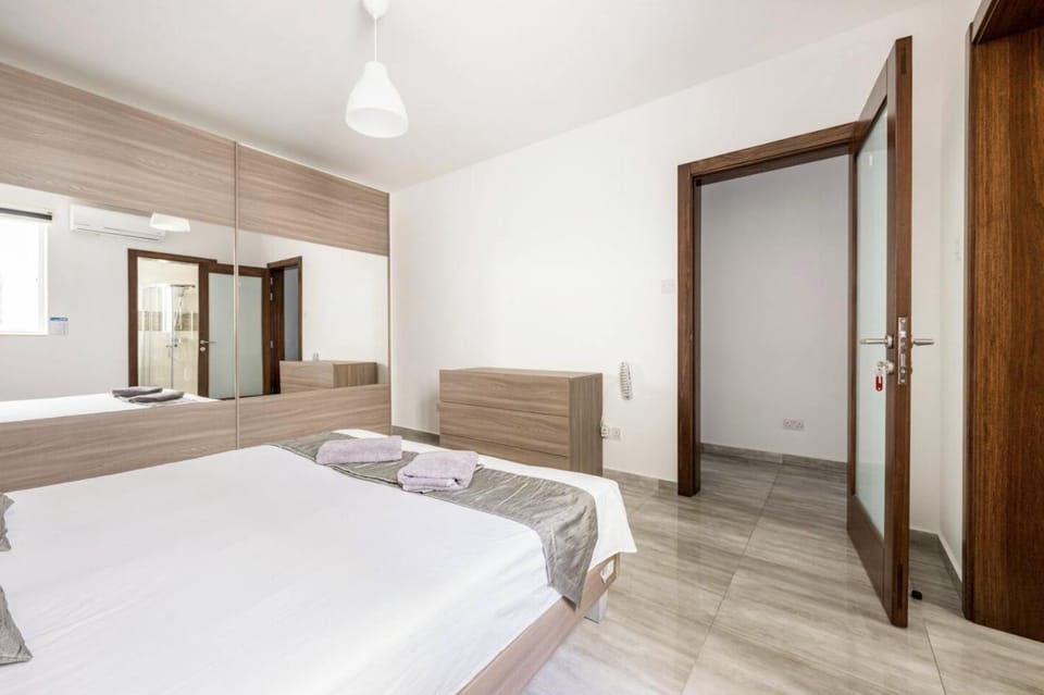 Bed, Bedroom, towels, wardrobe