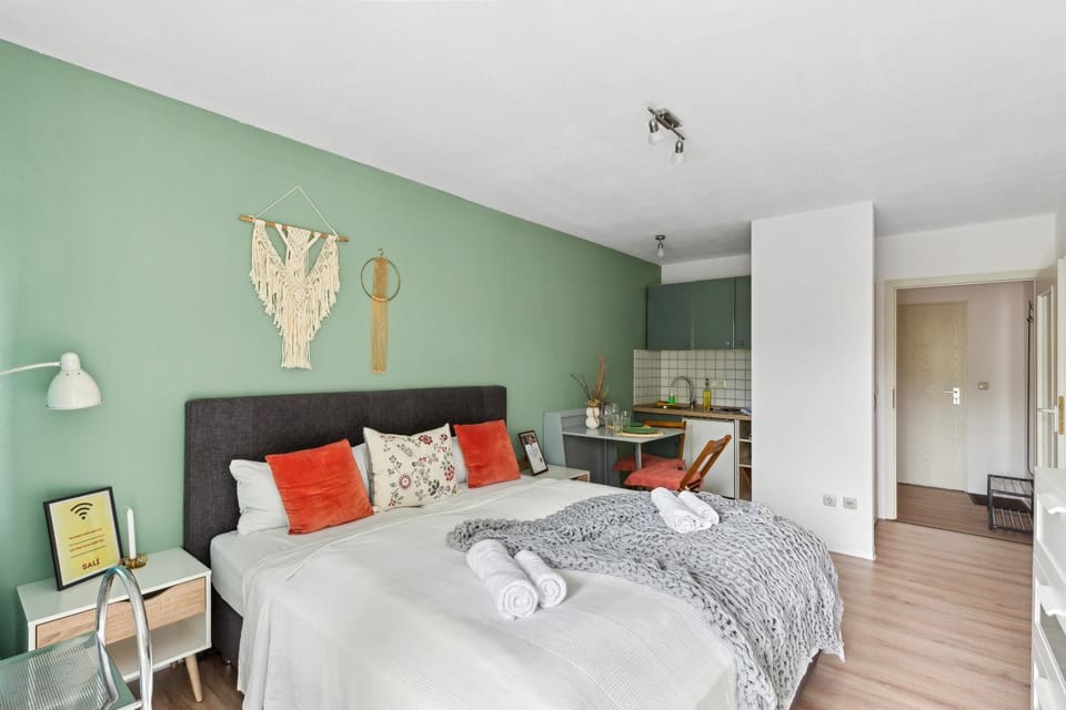 Bed, Photo of the whole room, Seating area, Bedroom, towels