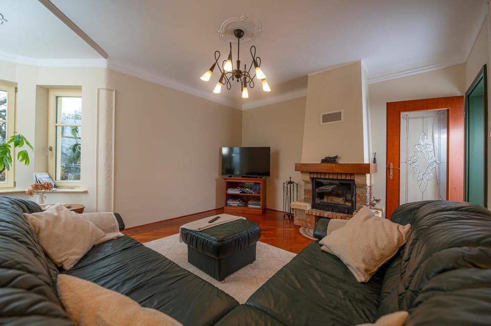 Communal lounge/ TV room, TV and multimedia, Living room