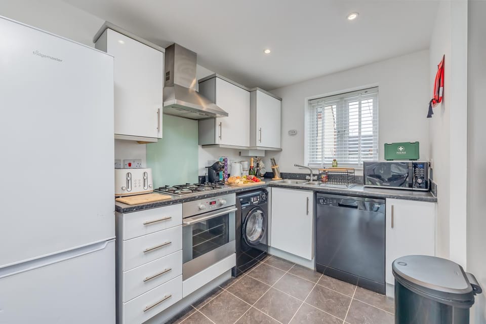 Coffee/tea facilities, dishwasher, minibar, pet friendly, stove, toaster, washing machine, kitchen