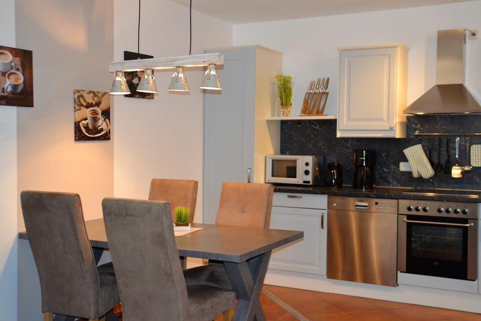 Kitchen or kitchenette, Seating area, Dining area, kitchen