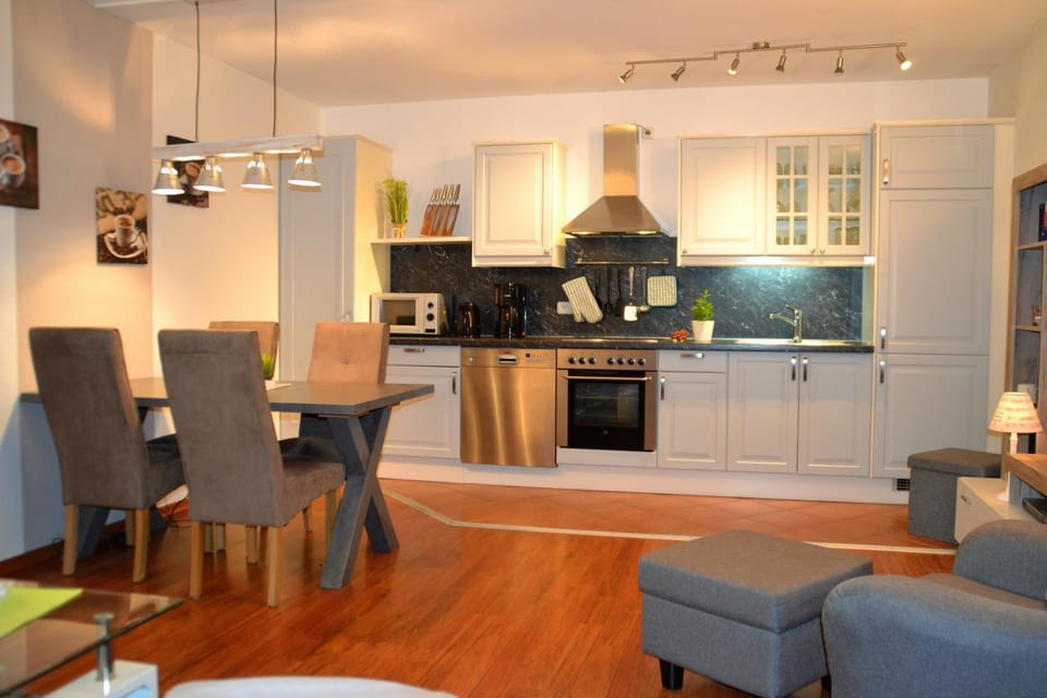 Kitchen or kitchenette, Seating area, Dining area