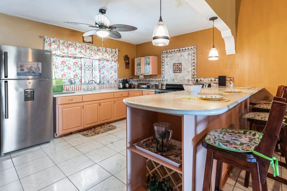 YanceyLargo- 4BR Villa Jacuzzi & Mountain Views Villa in Montego Bay