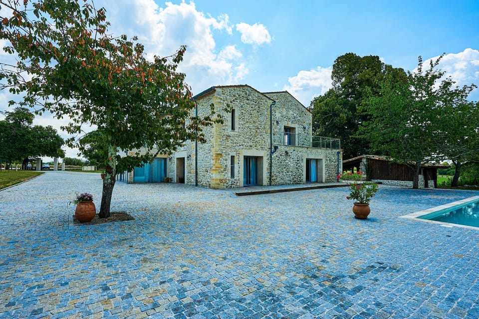 Property building, Garden view, Pool view, Swimming pool