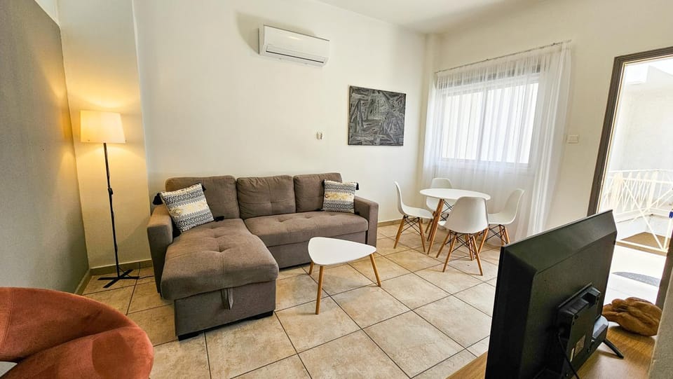 TV and multimedia, Living room, Seating area, Dining area, air conditioner
