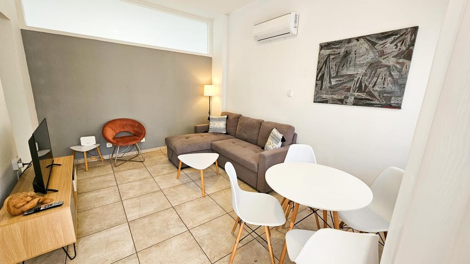 Communal lounge/ TV room, TV and multimedia, Living room, Seating area, Dining area, Evening entertainment, air conditioner