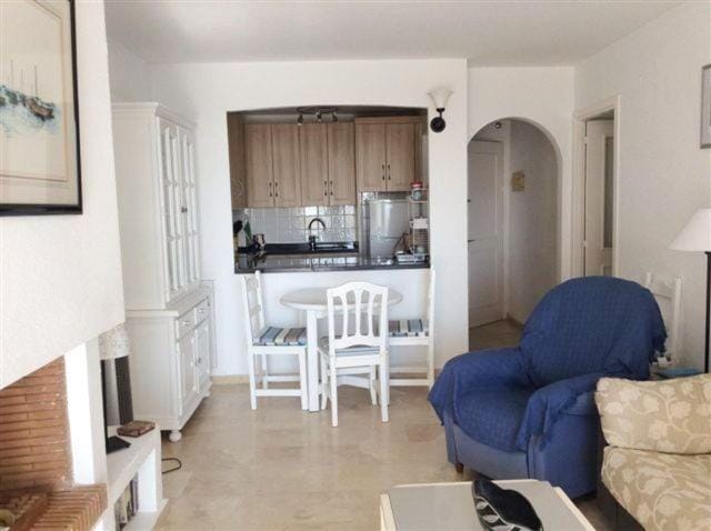 Kitchen or kitchenette, Seating area, Dining area