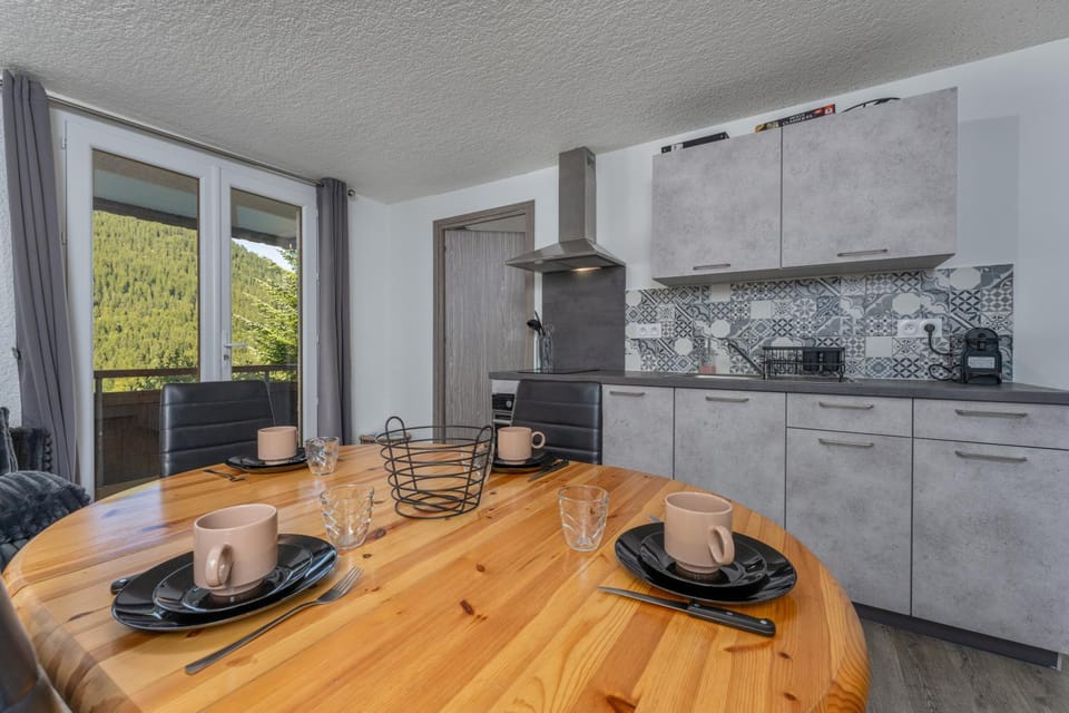 Kitchen or kitchenette, Dining area