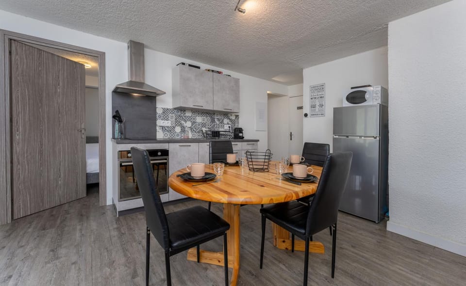 Kitchen or kitchenette, oven, stove, toaster