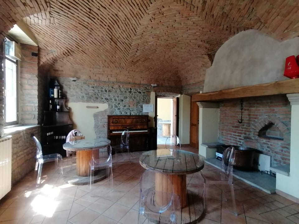 Seating area, Dining area