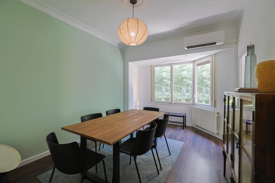 Kitchen or kitchenette, Living room, Seating area, Dining area, air conditioner
