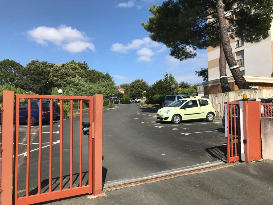 Facade/entrance, Parking