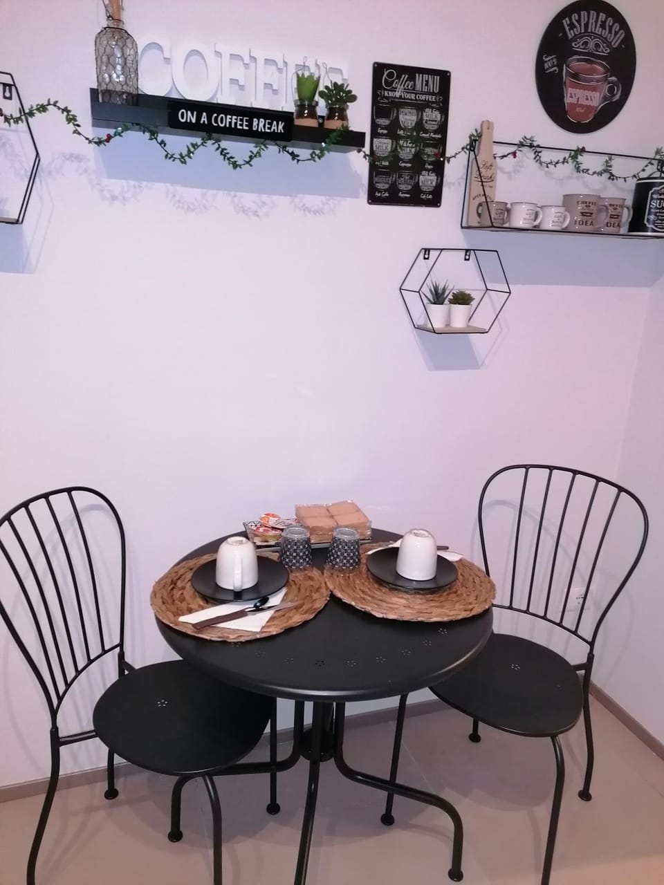 Coffee/tea facilities, Dining area