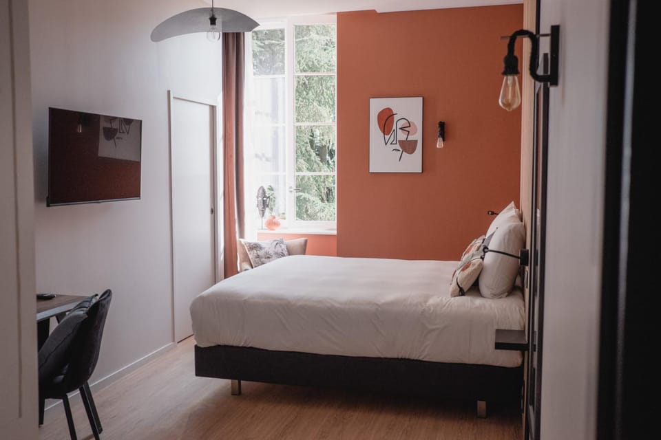 Photo of the whole room, Bedroom