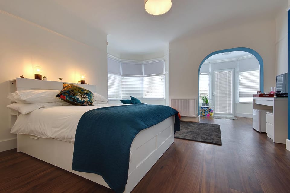 Bed, Photo of the whole room, Bedroom, towels