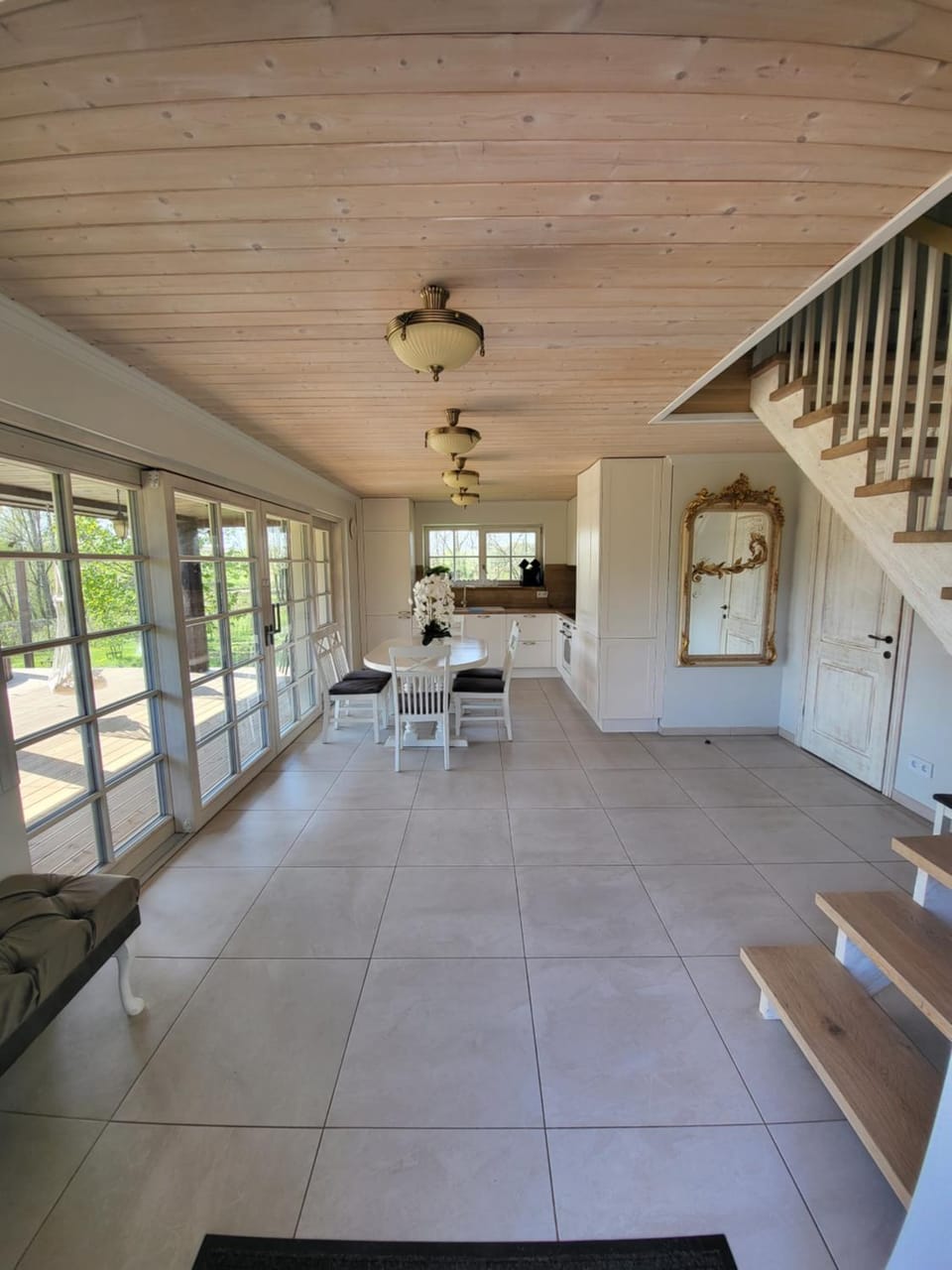 Kitchen or kitchenette, Dining area