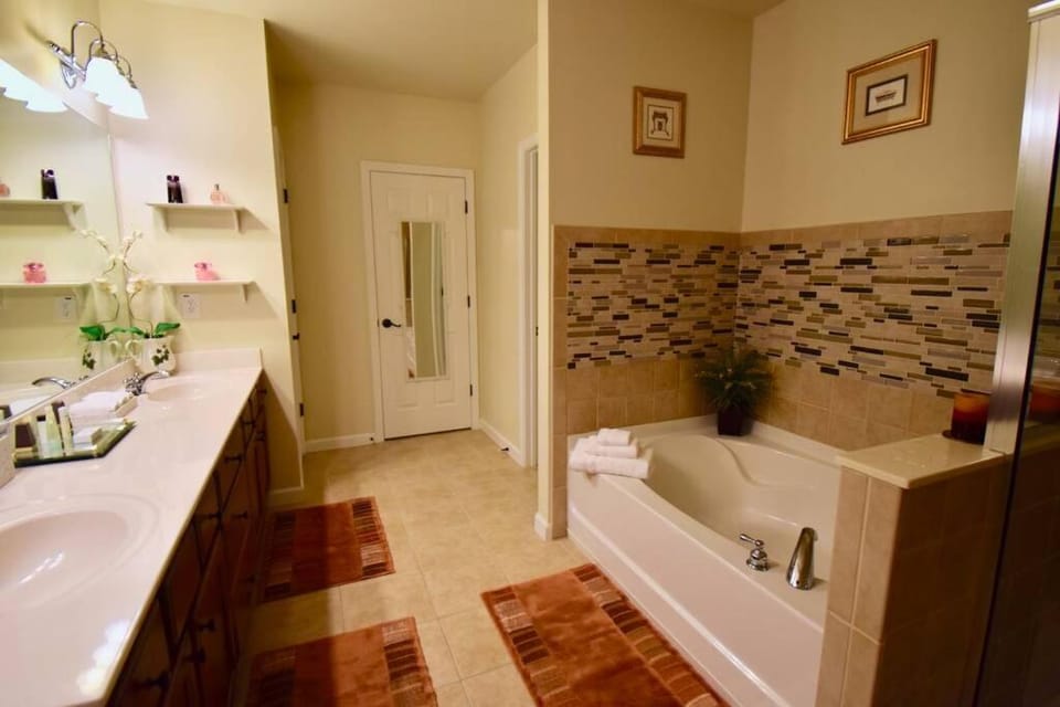 Luxury Townhouse with Oversized Master near Halcyon Apartment in Alpharetta