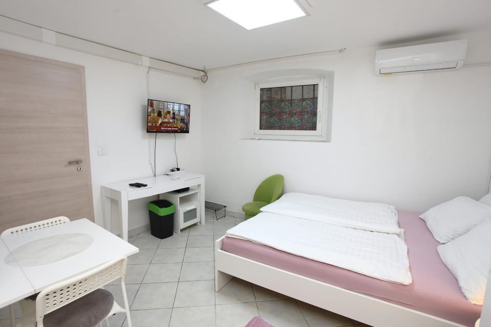 Bed, TV and multimedia, Bedroom