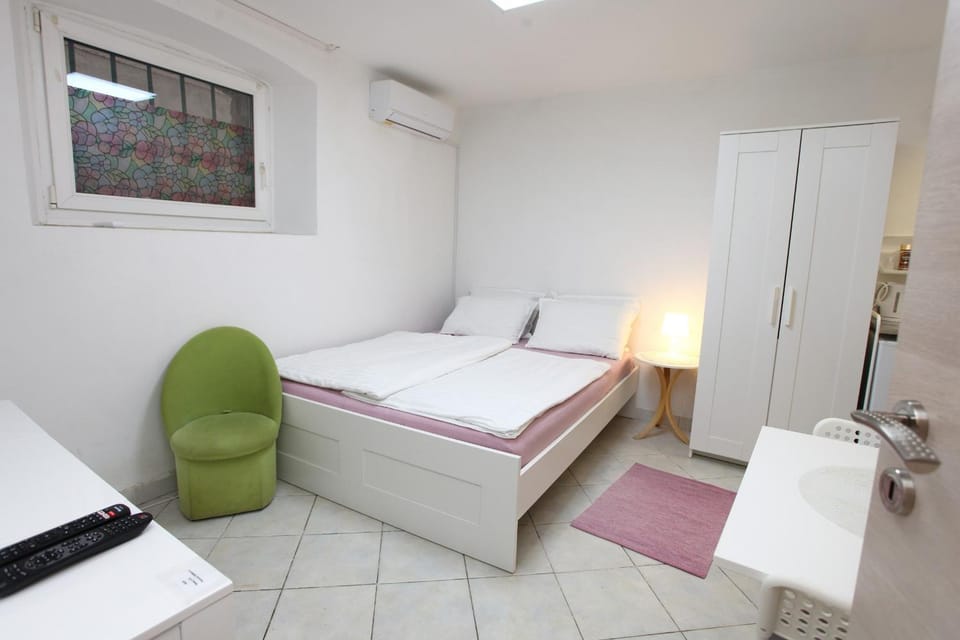 Bed, Seating area, Bedroom, wardrobe